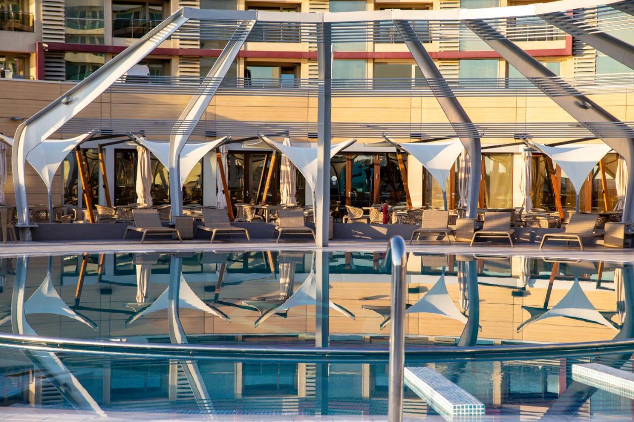 Vega Hotel Mamaia Extérieur photo The roof of the building