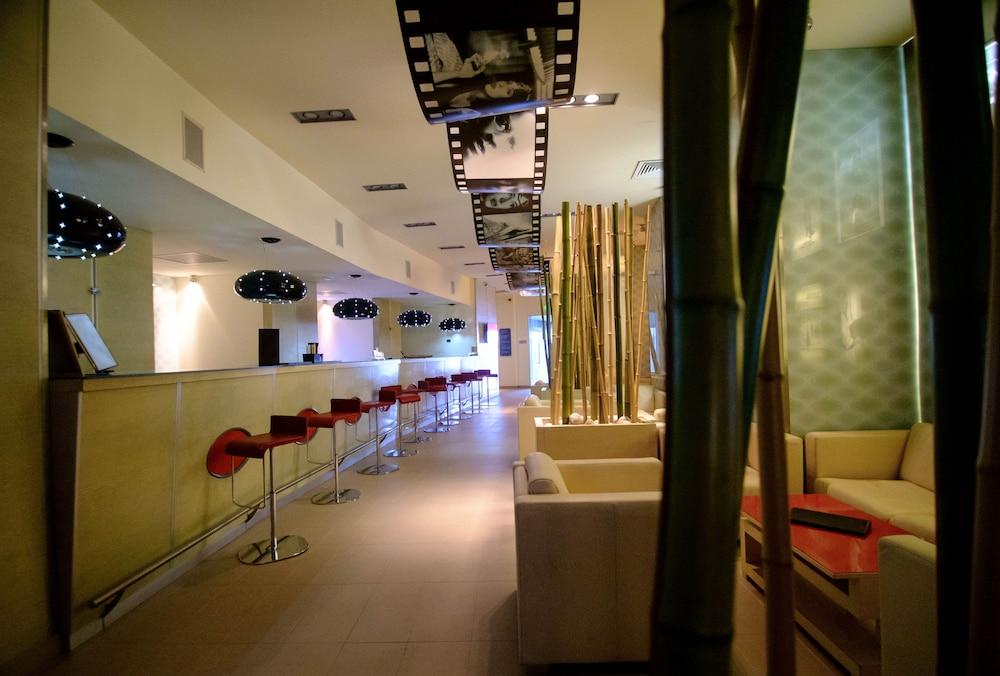 Vega Hotel Mamaia Extérieur photo The bar at the hotel