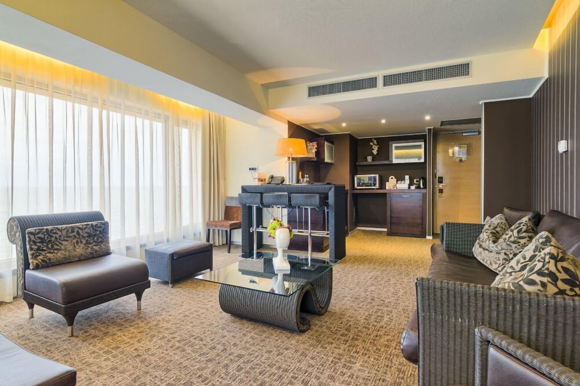 Vega Hotel Mamaia Extérieur photo A suite at the hotel