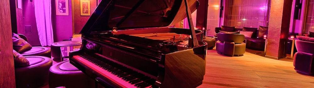 Vega Hotel Mamaia Extérieur photo The piano of the late 20th century