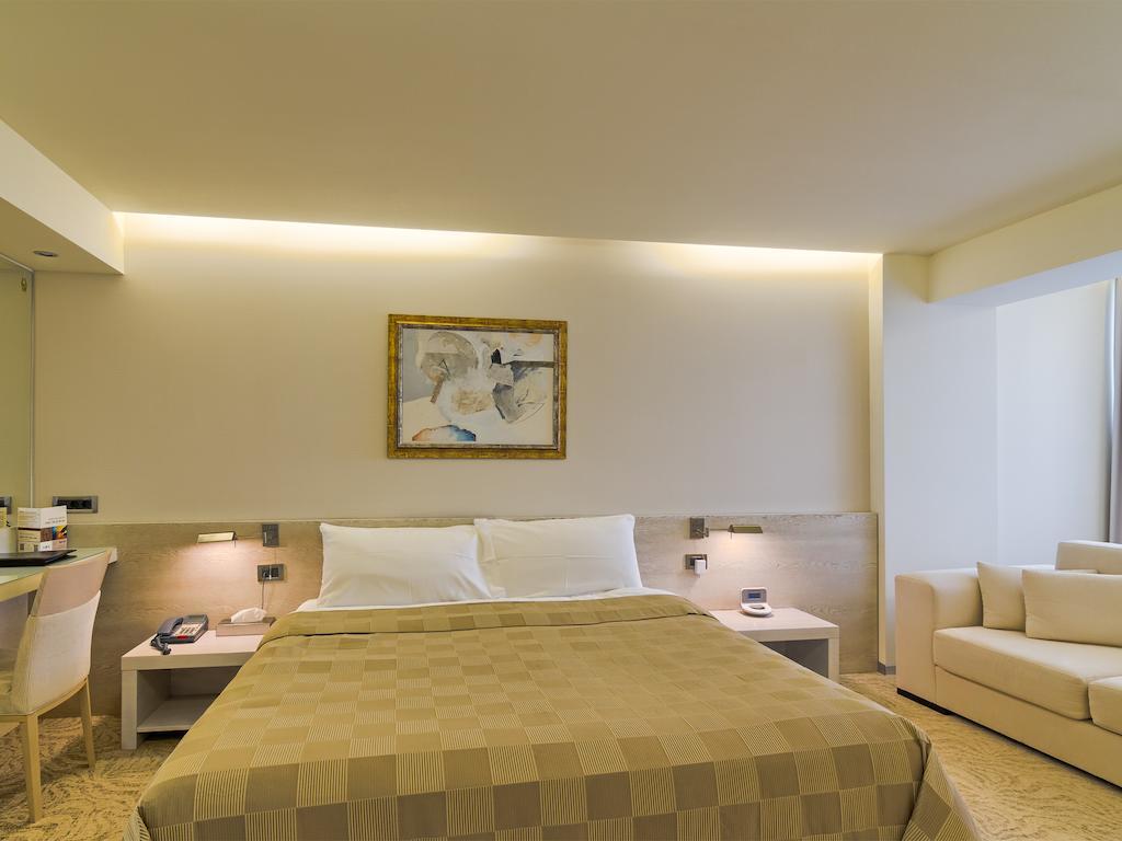 Vega Hotel Mamaia Chambre photo A room at the hotel