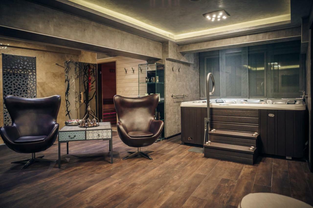 Vega Hotel Mamaia Extérieur photo Interior of a modern bathroom