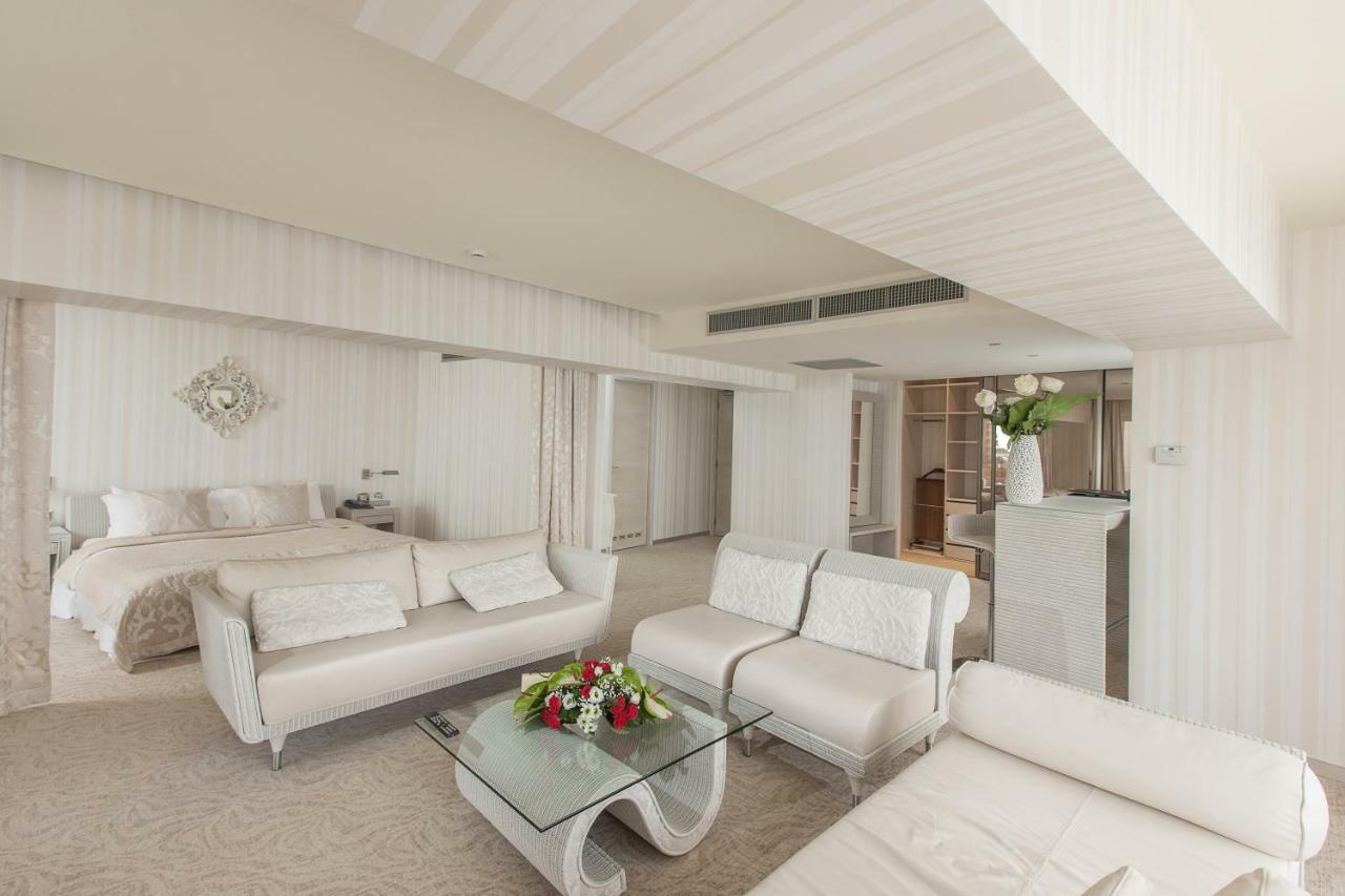 Vega Hotel Mamaia Extérieur photo A suite at the hotel