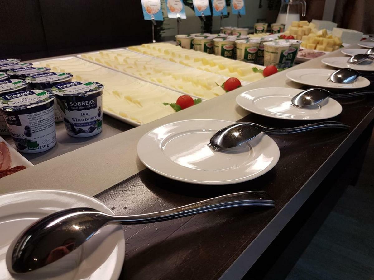 Vega Hotel Mamaia Extérieur photo A buffet at a hotel