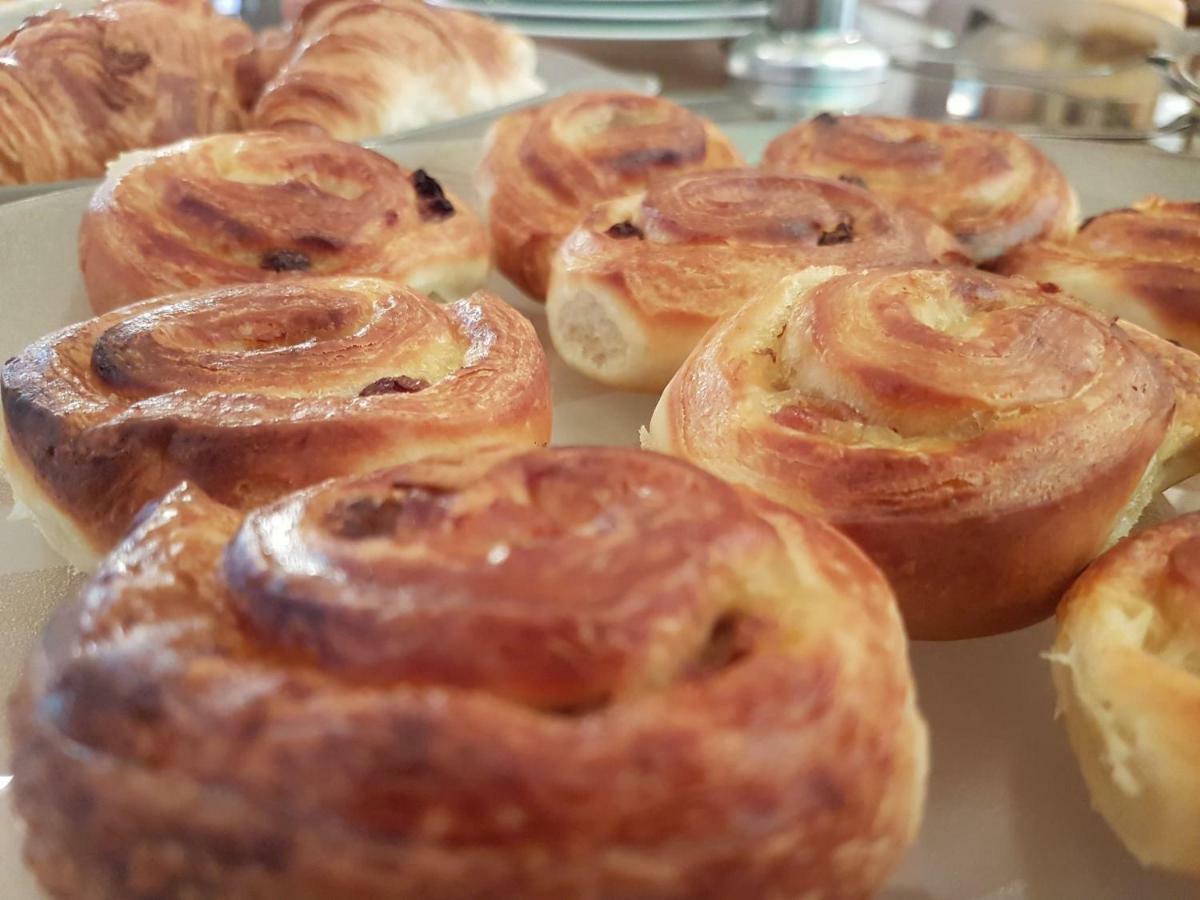 Vega Hotel Mamaia Extérieur photo Saffron buns