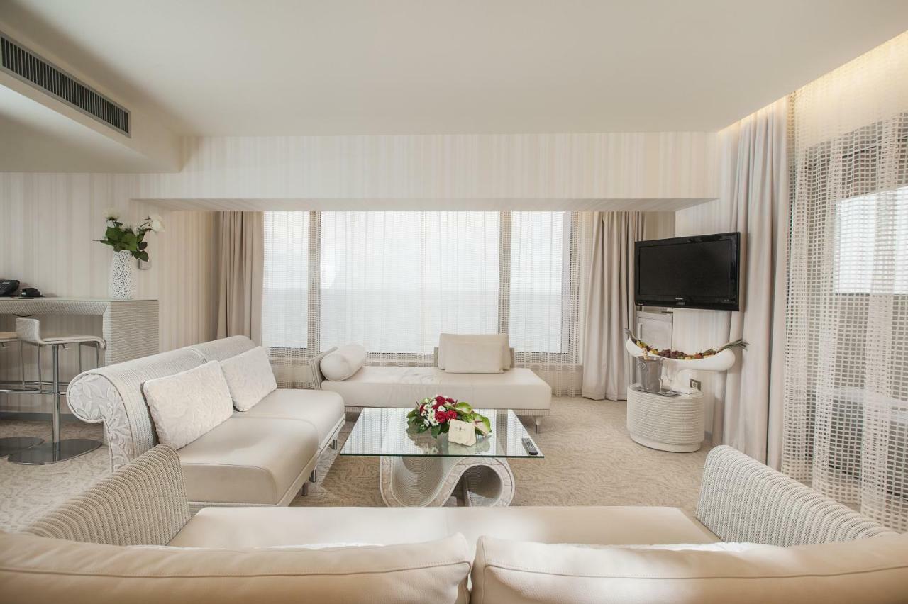 Vega Hotel Mamaia Extérieur photo A suite at the hotel