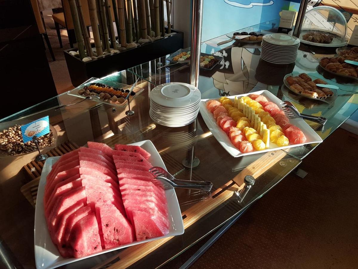 Vega Hotel Mamaia Extérieur photo Watermelon and pineapple at a buffet
