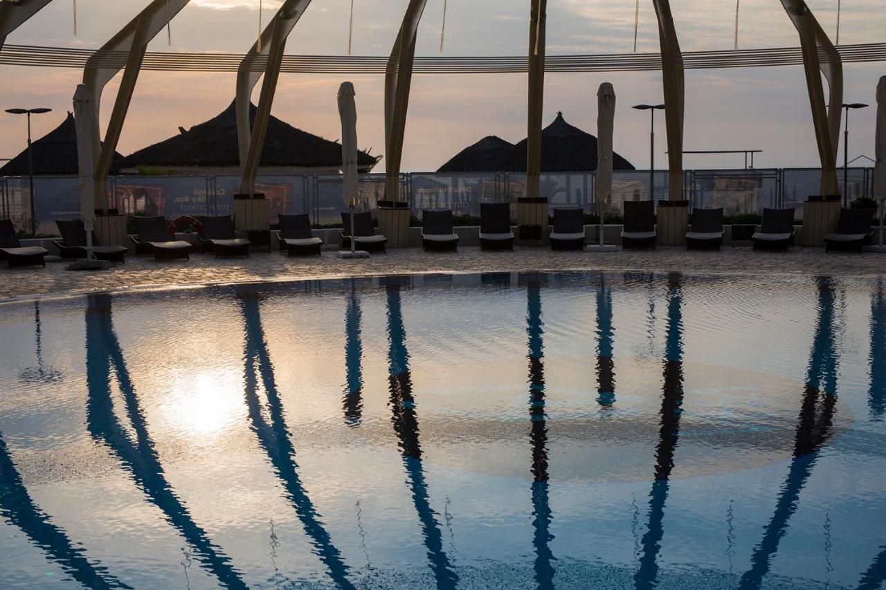 Vega Hotel Mamaia Extérieur photo The pool at the Sky Bar